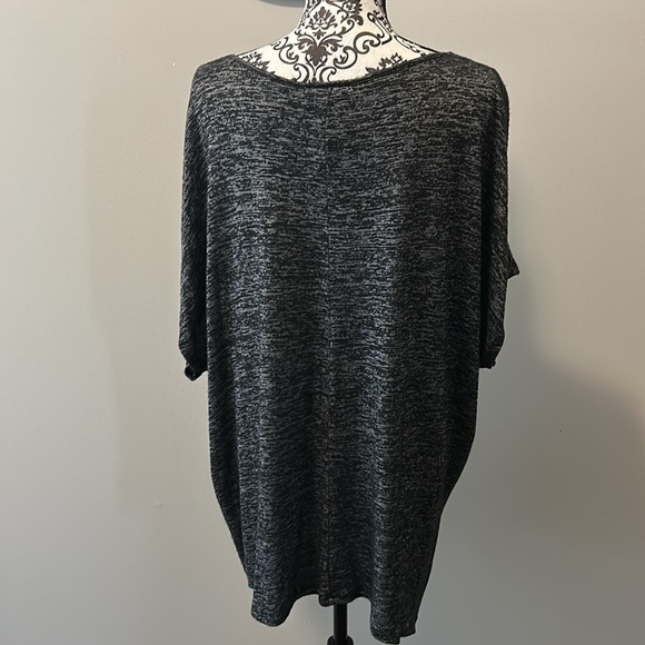 NWOT.  Woman’s cap sleeve, round neckline blouse in black & white heathering. - Picture 6 of 8